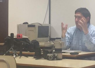 Duas dezenas de alunos e professores da ESECS receberam novas ferramentas de trabalho nas áreas do jornalismo e da fotografia. A ação realizou-se, ontem, no âmbito de um Workshop de Fotojornalismo integrado no programa das XXI Jornadas da Comunicação. A formação foi ministrada pelo antigo aluno da escola e fotojornalista do do Correio da Manhã, Vítor Mota e também serviu para promover a discussão em tordo do fotojornalismo em Portugal. “O fotojornalismo informa, não ilustra; complementa o texto da notícia, dá uma imagem gráfica.” Foi com esta ideia chave que o convidado deu o mote para a sessão sobre fotojornalismo. Vítor Mota defende que as fotografias de um fotojornalista não são fotos para emoldurar, mas para informar. Importa então perceber onde está a notícia na fotografia, que às vezes informa mais que o próprio corpo da notícia. “Há muita informação, mas há poucas fotos”, diz o fotojornalista quando abordado sobre o plágio existente em blogs e algumas redes sociais que fazem a cópia integral de notícias de sites noticiosos oficiais para as suas páginas pessoais, tanto da parte escrita como das respetivas fotografias informativas. Isto é uma violação dos direitos de autor, cujas indemnizações estão estimadas entre os 30 e os 150 mil euros por publicação. O trabalho de um fotojornalista, como o de um jornalista, está sempre condicionado por muitas variantes: quais os motivos e as condições em que foi tirada a fotografia? A pessoa fotografada autorizou? É de bom senso publicá-la? “A linha editorial tem um enorme peso na escolha das fotografias que são publicadas ou não, e o CM tem uma abordagem mais informal, direta e seca, mas que ao mesmo tempo tenta dar um lado humano à história”, explica Vítor Mota. E acrescenta: “somos responsáveis pelo que publicamos, mas, hierarquicamente, estamos sob a responsabilidade de alguém superior que é o editor.” Um repórter de imagem é diferente de um repórter fotográfico na medida em que este último tem a vantagem de se poder movimentar. “Muitas vezes somos nós o filtro que protege as pessoas, com uma fotografia de costas ou uma imagem desfocada” esclarece. Foi um workshop que contou com muita adesão, sobretudo dos alunos da comissão organizadora das Jornadas da Comunicação. Vítor Mota terminou com um conselho para todos os futuros jornalistas: “No jornalismo não há boas notícias; o jornalista é o tipo que corre para de onde toda a gente foge. Experimentem o máximo que puderem, sempre que puderem. Aprende-se muito com as pequenas histórias; ir para o terreno, falar com as pessoas. A melhor arma do jornalista é a capacidade de observação.”