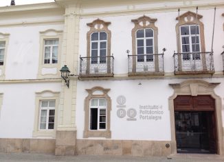 Num país “suspenso” as salas de aula são online