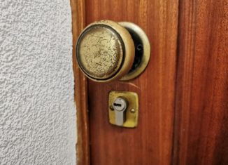 Longe. Fechados. É difícil, mas necessário