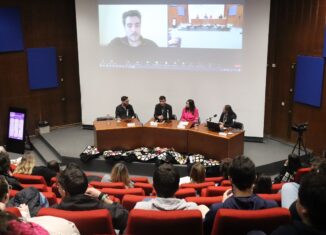 A inteligência artificial aplicada ao setor da comunicação e do jornalismo foi o tema de abertura da semana de debates da 28ª edição das Jornadas da Comunicação. O debate, intitulado ‘E a inteligência artificial, vem-nos substituir?’, centrou-se nos pontos positivos e negativos provenientes da utilização da inteligência artificial na área da comunicação e como a mesma pode afetar o papel do jornalista na atualidade e no futuro.