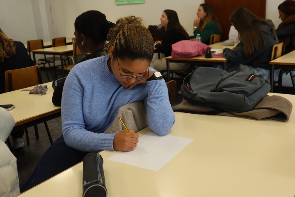 Alunos de serviço social desenvolvem atividades práticas.