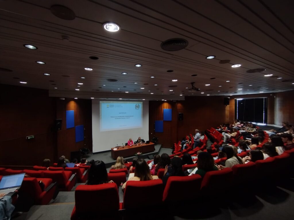 Auditório atento a masterclass de Maria Batista
