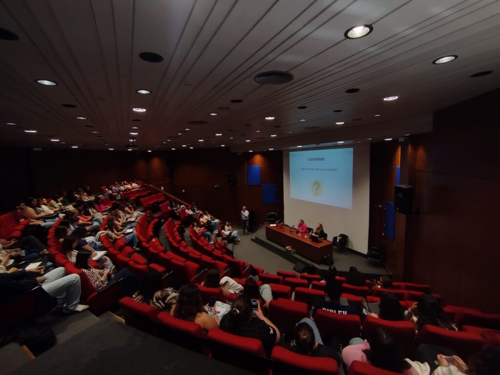 Relato de testemunhos por parte do público