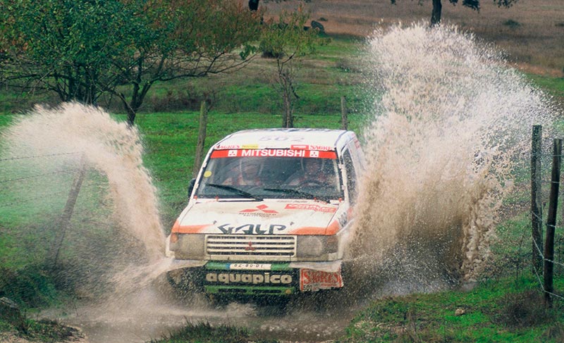 Carro de rali cruza curso de água durante a prova