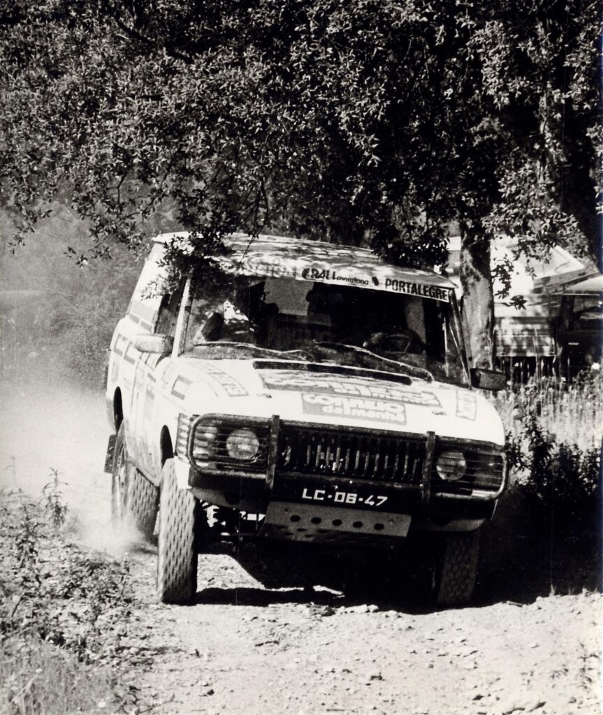 Carro de rali cruza curso de água durante a prova
