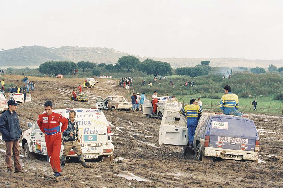 Terreno enlameado interrompe prova